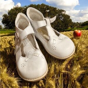 Kinder White Dress leather Shoes with Minimalist Design and Rounded Toe size 8